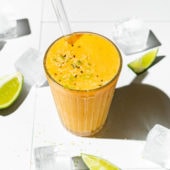 papaya smoothie with cut limes