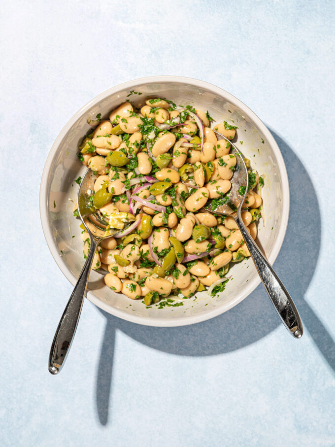 Salade de haricots blancs marinés aux olives